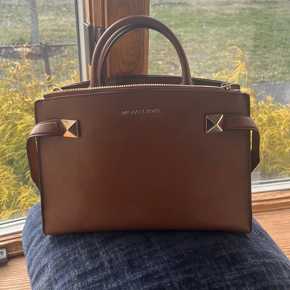 A good neutral, Michael Kors bag.